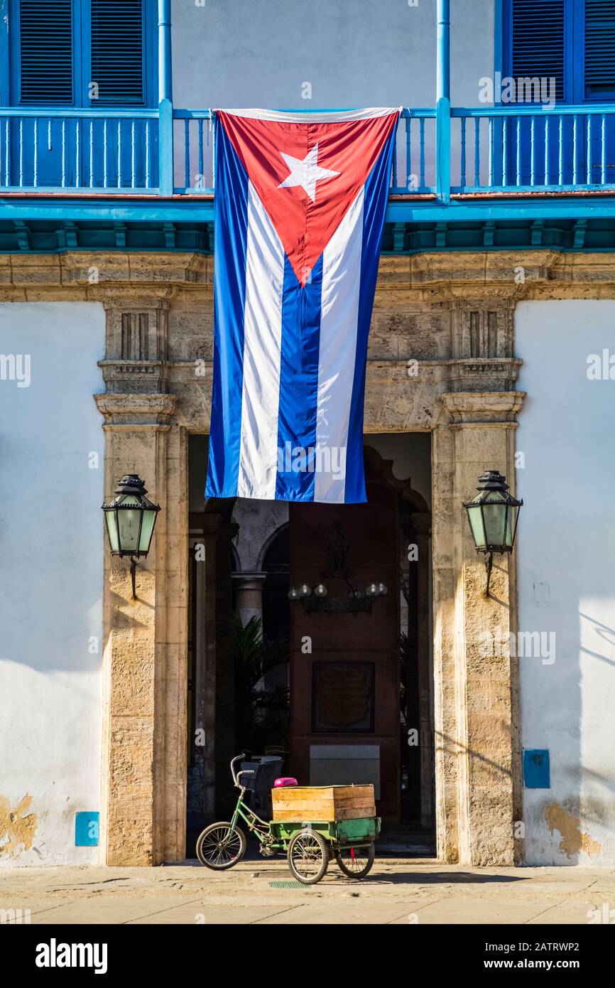 Le drapeau national de Cuba surplombe l'entrée du Palais des artisans (Palacio de la Artesania), vieille ville, la Havane, Cuba Banque D'Images