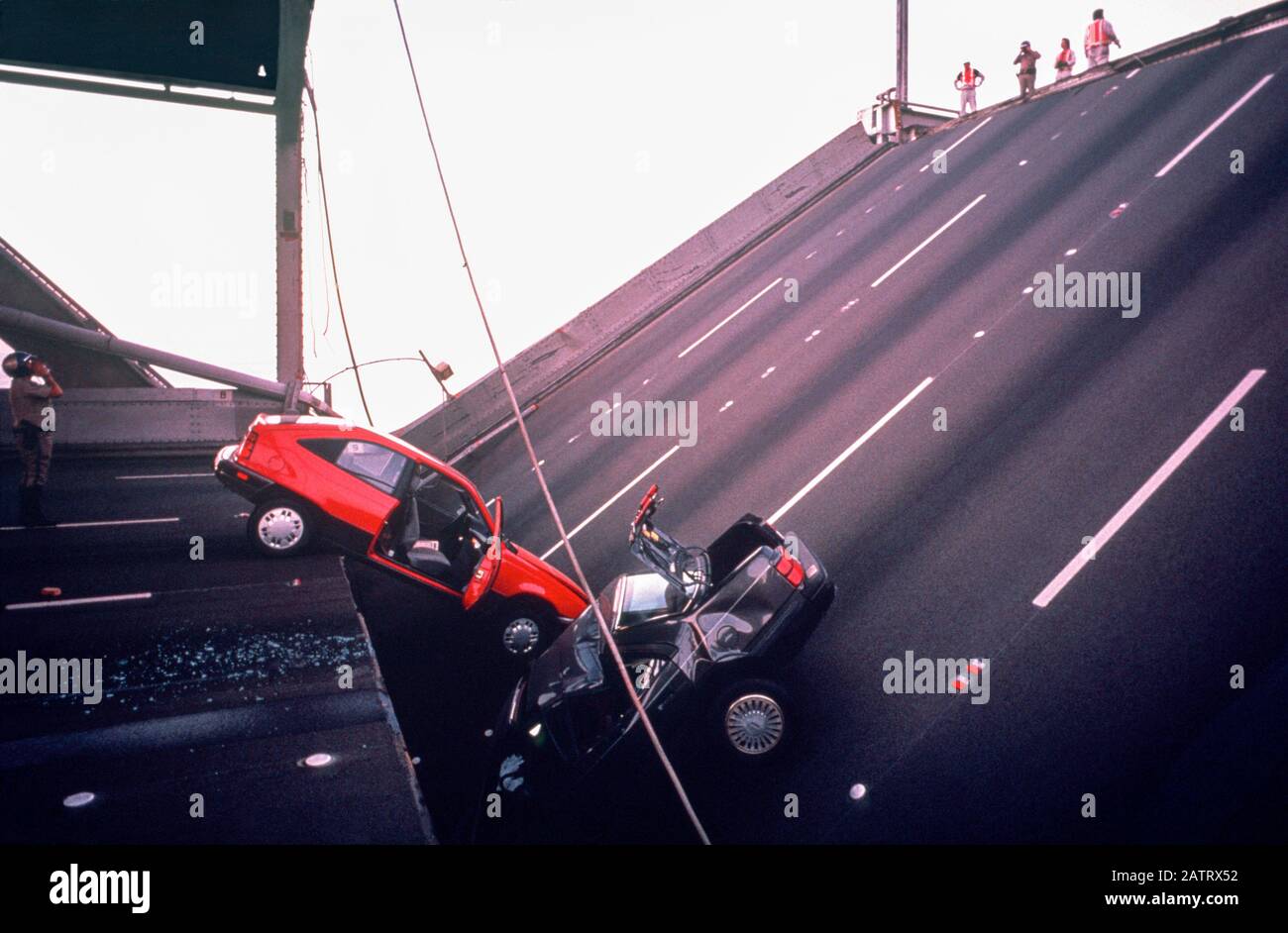 Deux voitures ont pris la voiture lorsque le pont San Francisco-Oakland Bay s'est effondré après le séisme de Loma Prieta en 1989. Banque D'Images