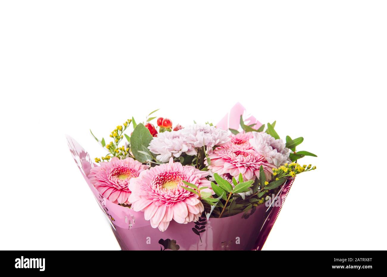 Bouquet de célébration d'anniversaire de diverses fleurs roses isolées sur fond blanc avec beaucoup d'espace de copie. Banque D'Images