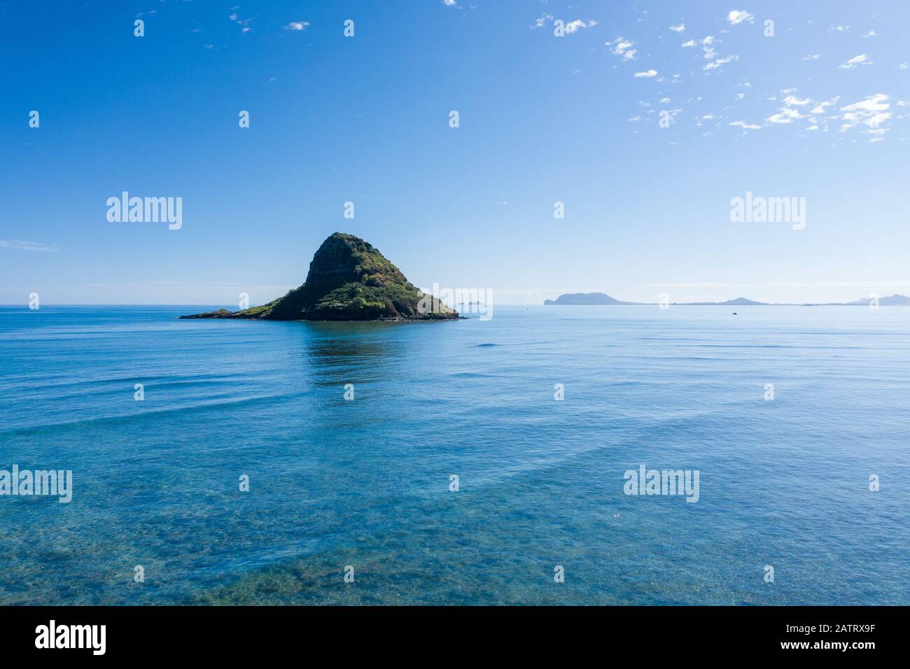 Vue aérienne du rocher de Chinaman ou de Mokoli'i au large de la côte du parc régional de Kualoa Banque D'Images