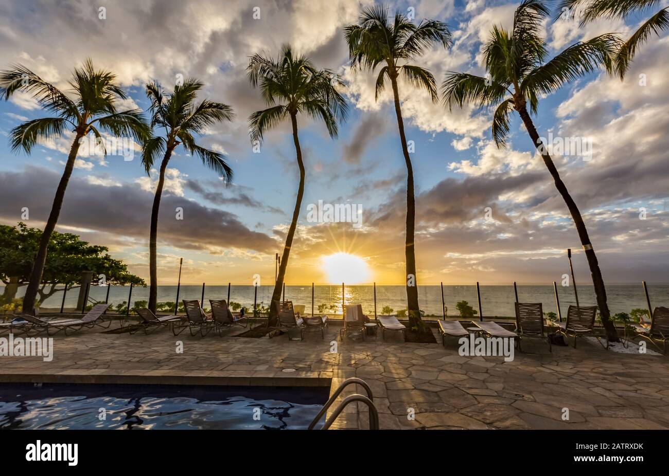 Vue tropicale sur la plage au coucher du soleil depuis la piscine du complexe avec palmiers; Kaanapali, Maui, Hawaii, États-Unis d'Amérique Banque D'Images