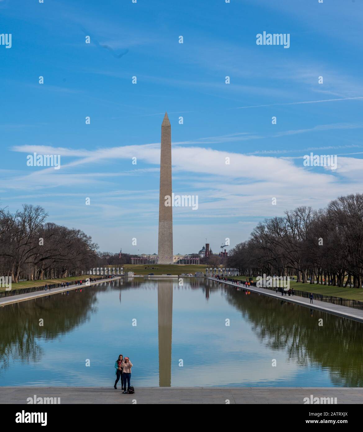 Washington DC, États-Unis — 3 février 2020. Une photo le Washington Memorial qui inclut les touristes posant pour un selfie près de la piscine réfléchissante. Banque D'Images