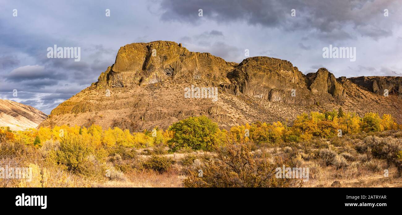 Vue sur un bluff de Basalt et les couleurs d'automne au large de l'autoroute 12 dans l'est de Washington; Nachez, Washington, États-Unis d'Amérique Banque D'Images