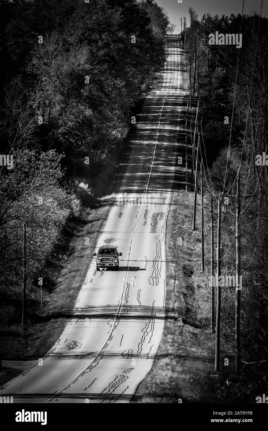 Route de campagne dans les régions rurales de l'Ontario à l'automne Banque D'Images