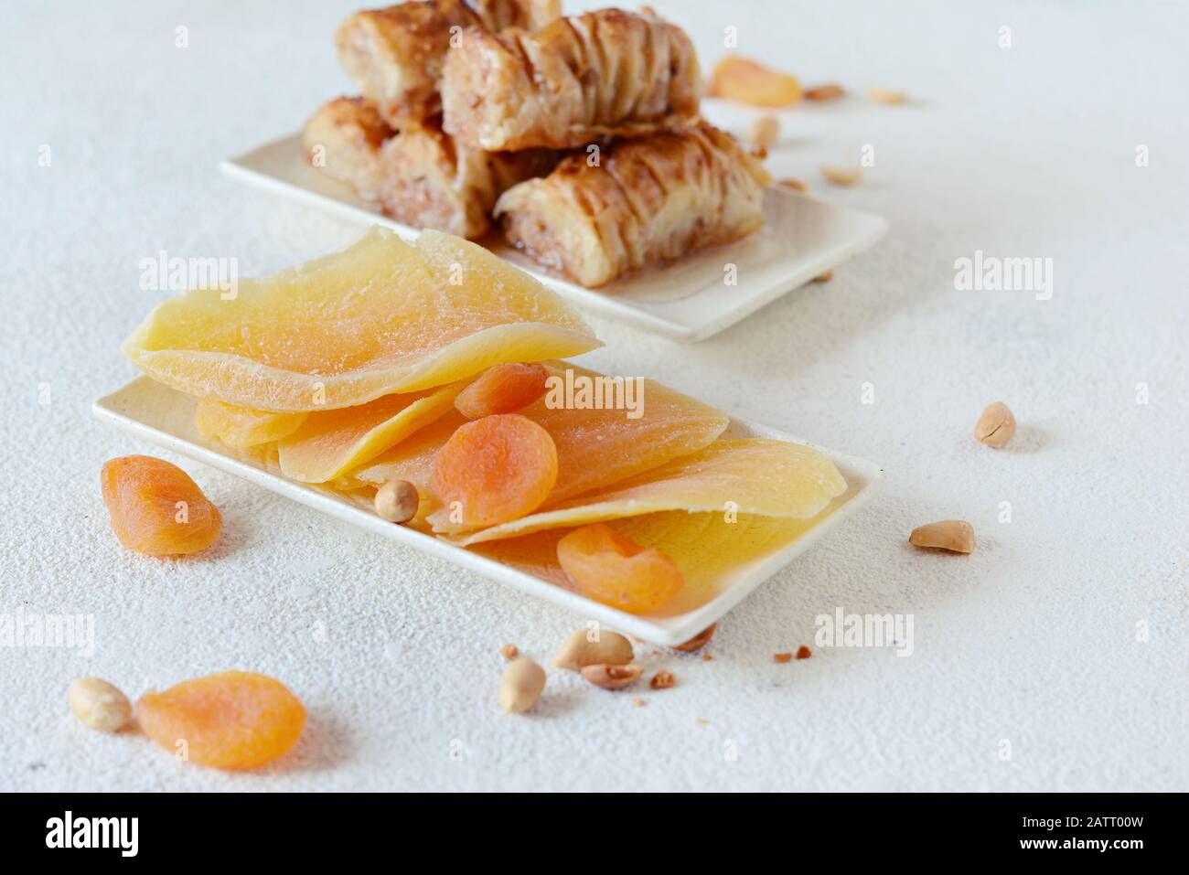 Dessert turc à base de baklava avec noix, arachides, sirop de miel avec thé  noir et fruits secs, abricots secs et mangue. Plats du Moyen-Orient ou  arabes Photo Stock - Alamy