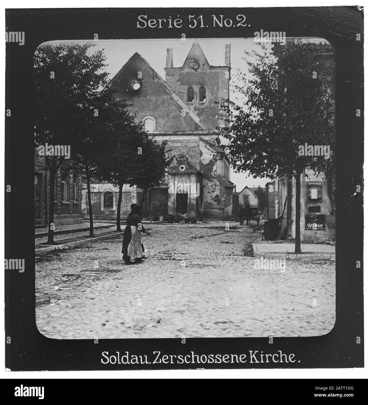 Projection Für Alle - Der Weltkrieg: Die Ostfront. Série 51. N° 2. Soldau: Zerschossene Kirche. - Die Firma „projection für Alle“ wurde 1905 von Max Skladanowsky (1861-1939) gegründet. Sie produzierte bis 1928 FAST 100 Serien zu je 24 Glassdias im format 8,3 x 8,3 cm im sog. Bromsilber-Gelatin-Trockenplatten Verfahren. Die Serien umfasten vor allem Städte, Länder, Landschaften aber auch Märchen und Sagen, das Alte Testament und den Ersten Weltkrieg. Banque D'Images