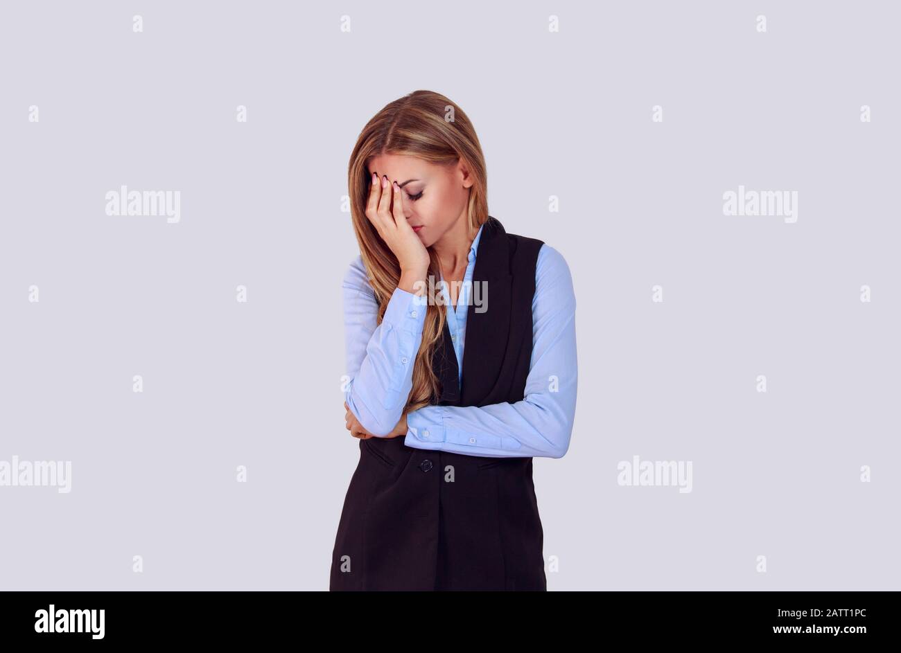 Dépression. Jeune femme déprimée pleurant triste sensation de douleur dépression de tristesse émotion gestuelle impuissante isolée violette légère Banque D'Images