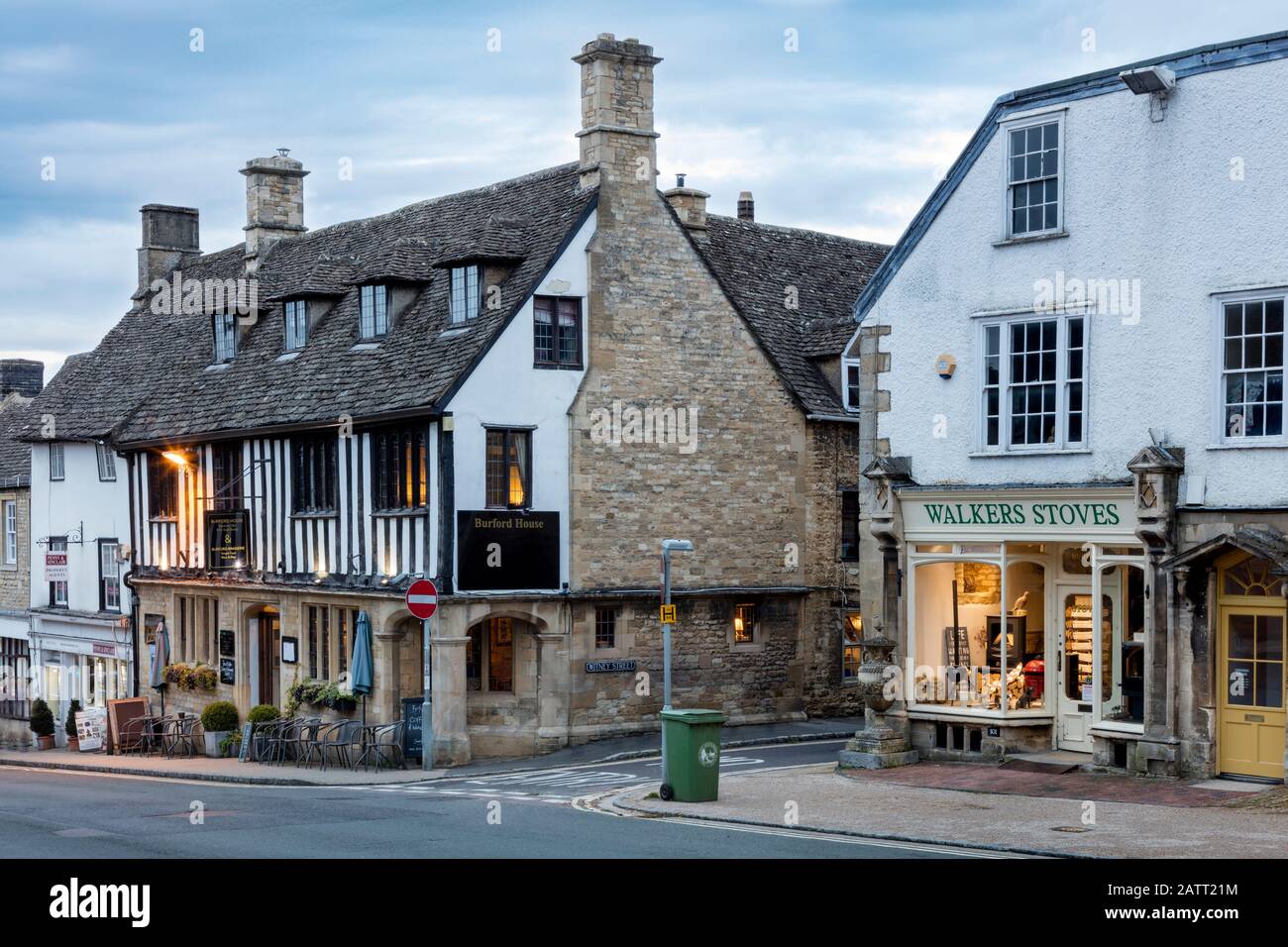 Historique Burford House Inn (17°C), et magasins le long de High Street, Burford, Oxfordshire, Angleterre, Royaume-Uni Banque D'Images