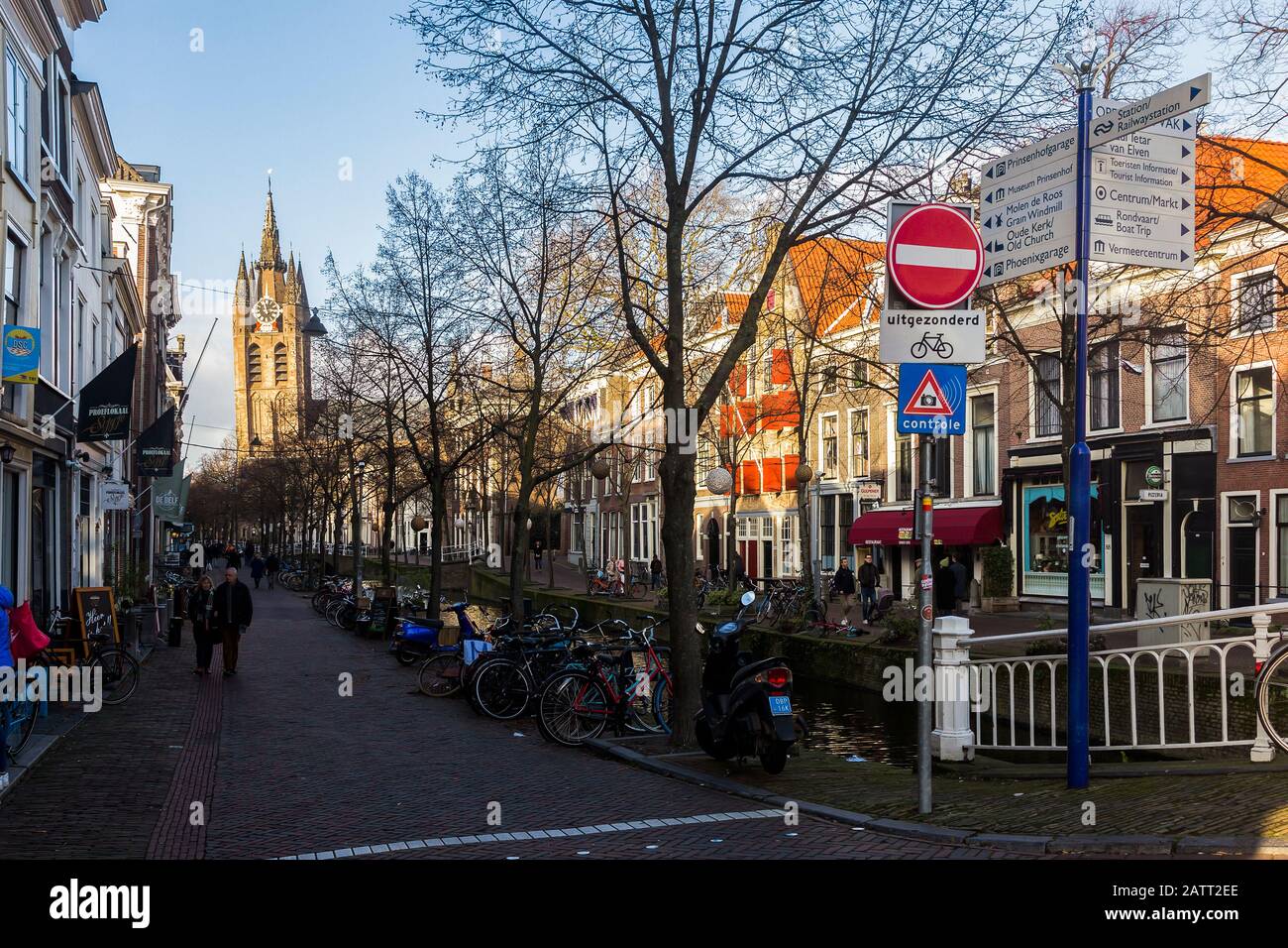 Delft, Pays-Bas, Hollande, 18 janvier 2020. Vue sur un canal et le clocher penchant de l'Oude Kerk (ancienne église), ('Old John'), gothique Banque D'Images