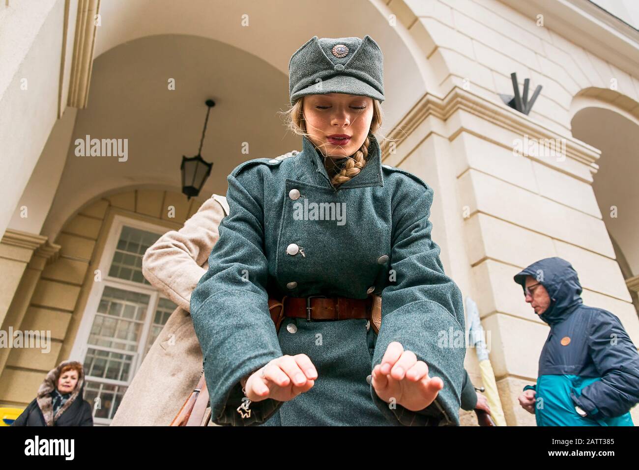 Lviv, Ukraine - 02 février 2020: Reconstruction historique militaire La révolution de novembre . Sagittaire fille essayant de réchauffer les mains Lviv, Ukraine. Banque D'Images