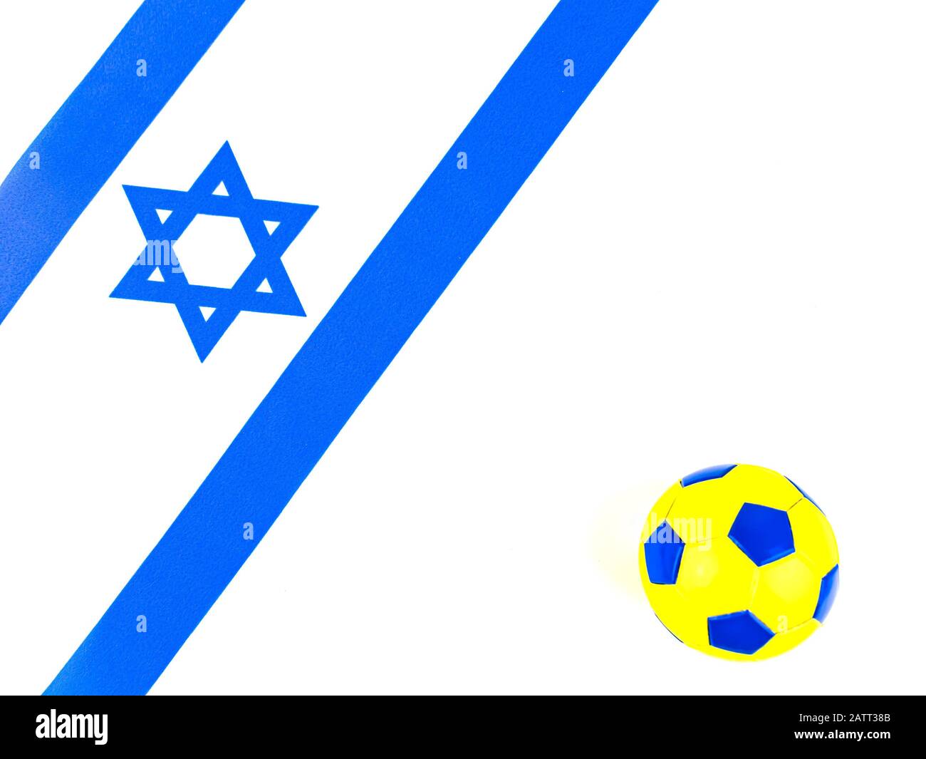 Ballon de football sur le fond du drapeau d'Israël. Banque D'Images