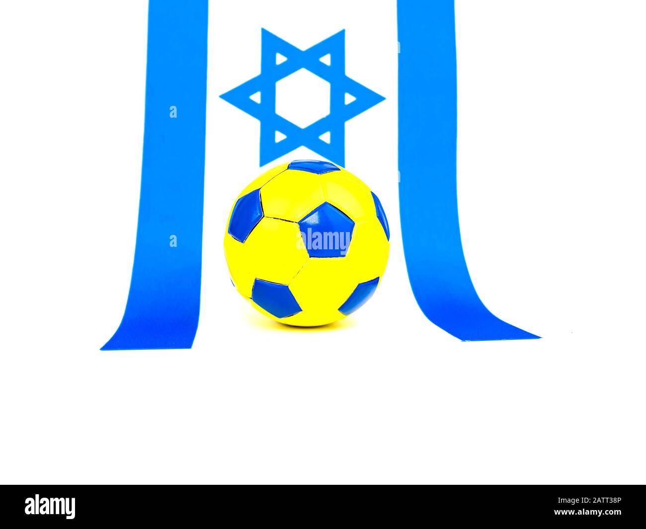 Ballon de football sur le fond du drapeau d'Israël. Banque D'Images