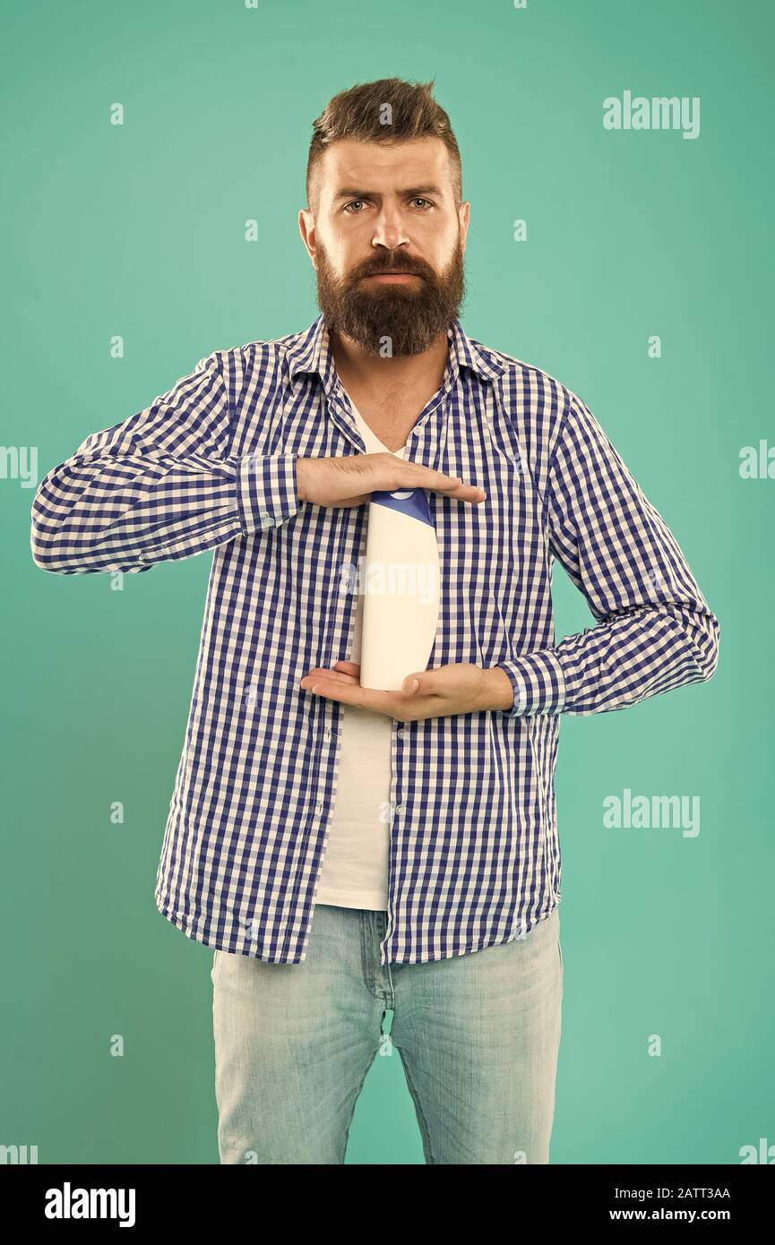 Bouteille de shampoing en attente de l'homme. Shampoing et après que vous choisissez peut faire toute différence dans les cheveux commençant juste à racines. L'hygiène personnelle. Soins capillaires. Shampoing pour usage quotidien. Cosmétiques soins du corps bain douche. Banque D'Images Bouteille de shampoing en attente de l'homme. Shampoing et après que vous choisissez peut faire toute différence dans les cheveux commençant juste à racines. L'hygiène personnelle. Soins capillaires. Shampoing pour usage quotidien. Cosmétiques soins du corps bain douche. Banque D'Images