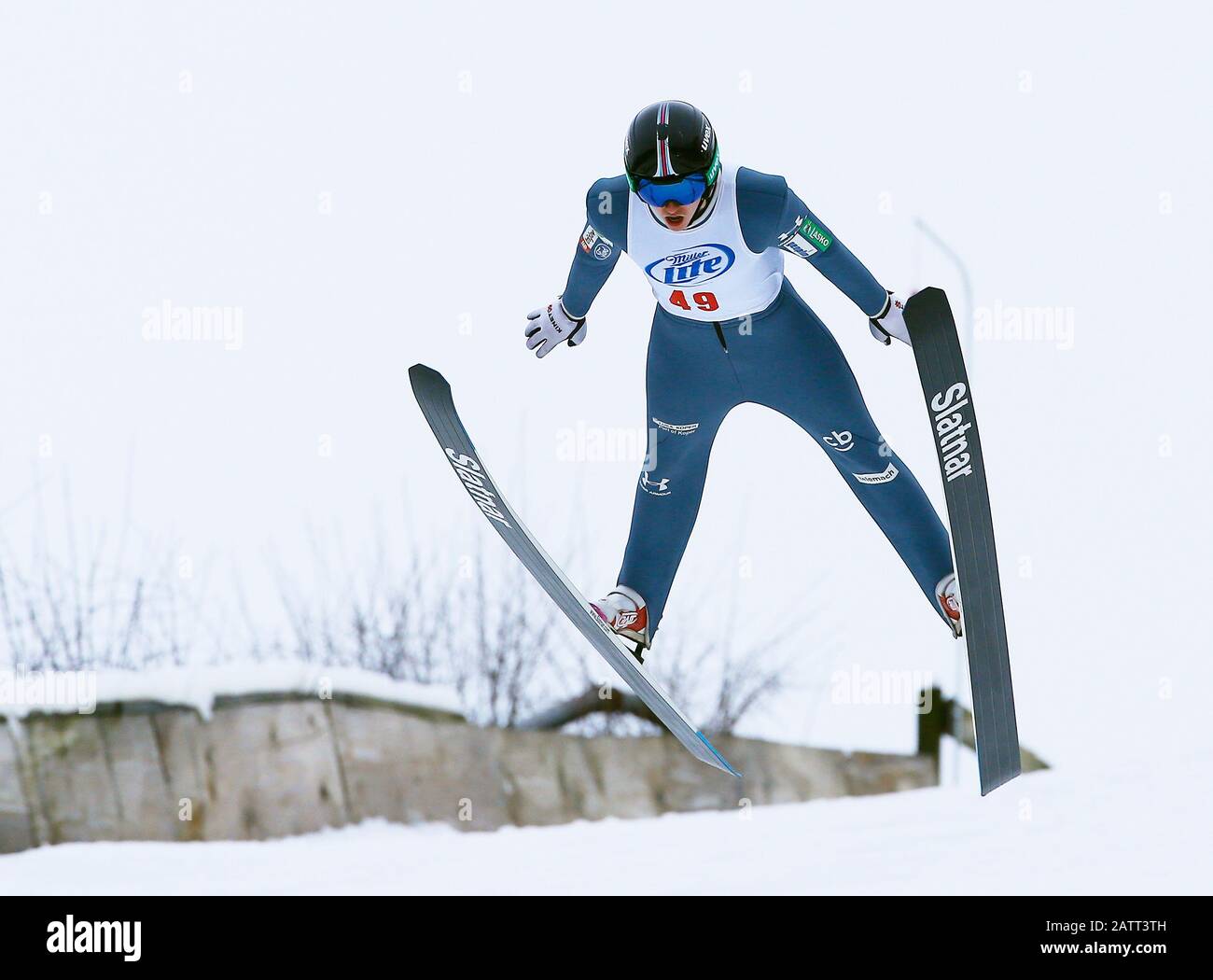 Nejc Toporis, de Slovénie, saute à ski sur une colline de 70 mètres. Banque D'Images