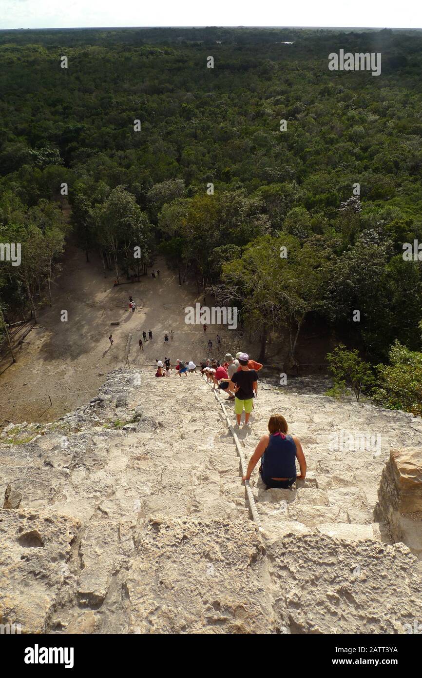 Les gens grimpent sur les marches escarpées de la pyramide Nohoch Mul dans les ruines mayas anciennes de Coba, Quintana Roo, Mexique. Banque D'Images