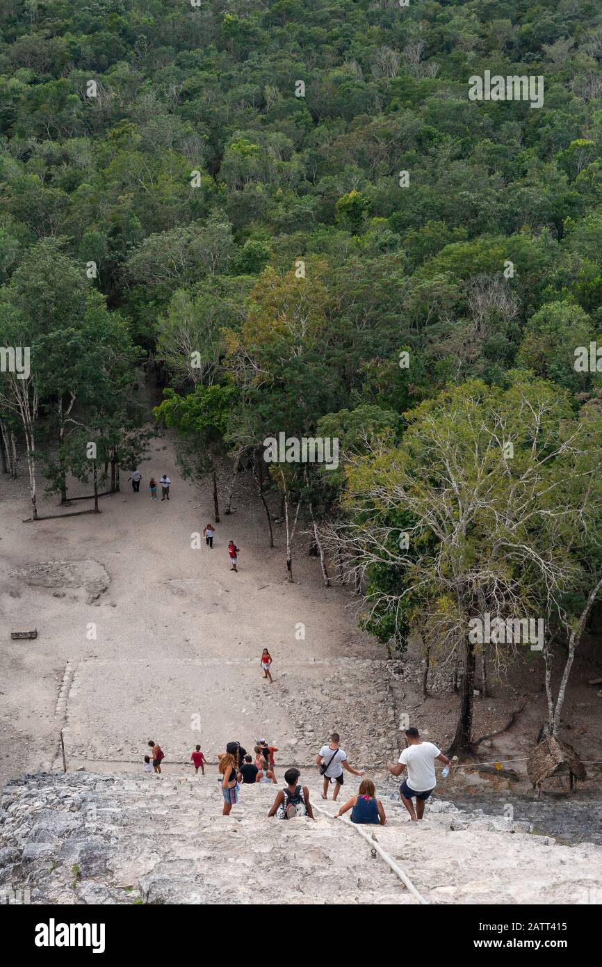 Les gens grimpent sur les marches escarpées de la pyramide Nohoch Mul dans les ruines mayas anciennes de Coba, Quintana Roo, Mexique. Banque D'Images
