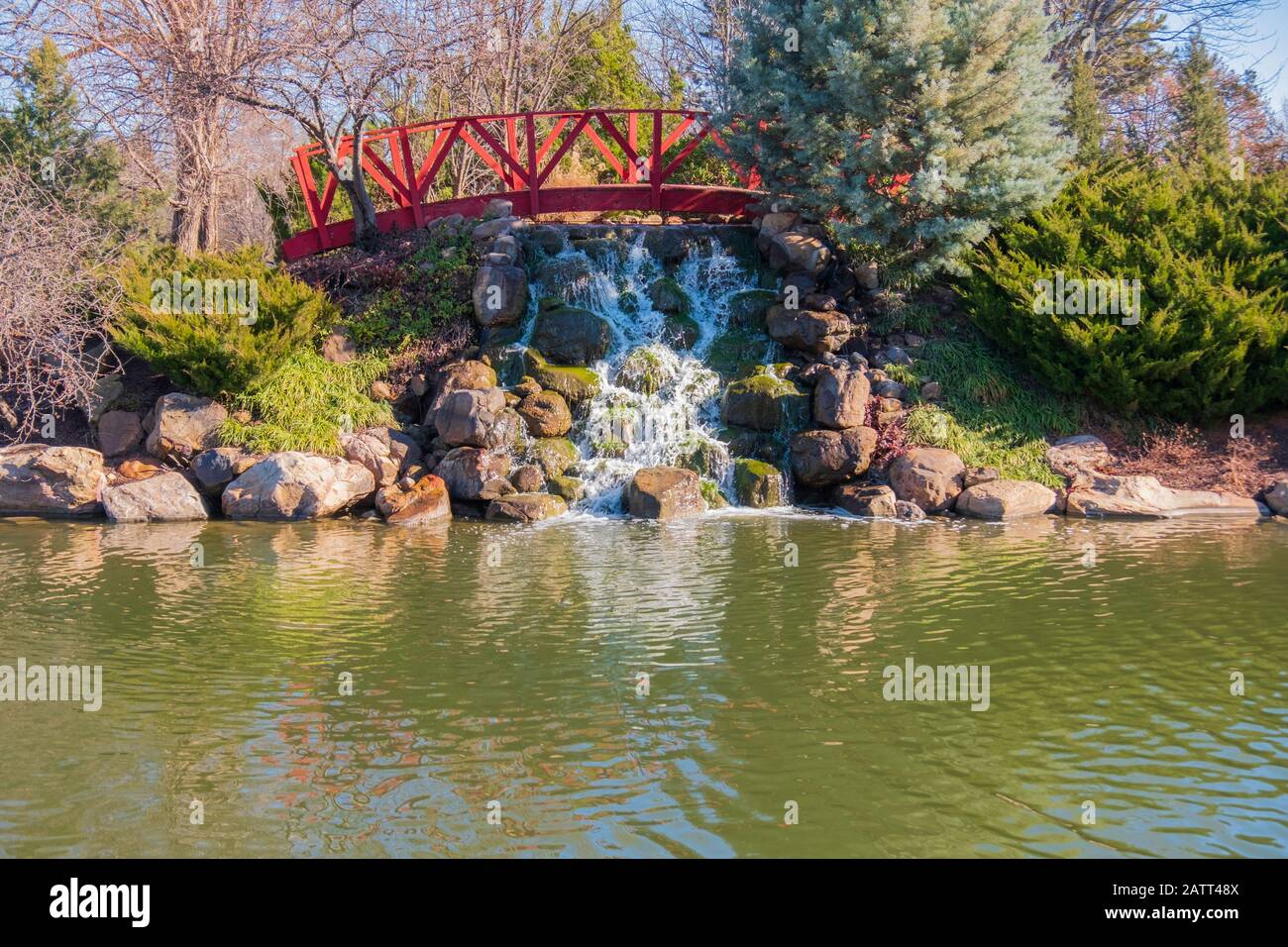 Une attraction aquatique d'une petite passerelle et d'une chute d'eau à côté d'un petit lac au centre commercial Bradley Fair à Wichita, Kansas, États-Unis. Banque D'Images