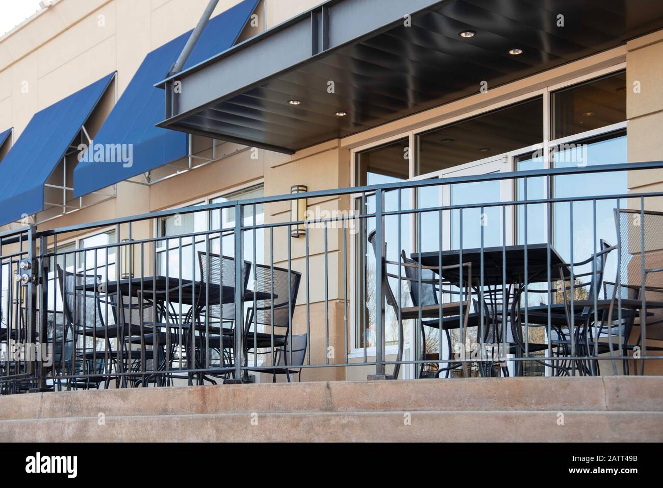 Une terrasse extérieure vide du restaurant pour dîner, en hiver. ÉTATS-UNIS. Banque D'Images