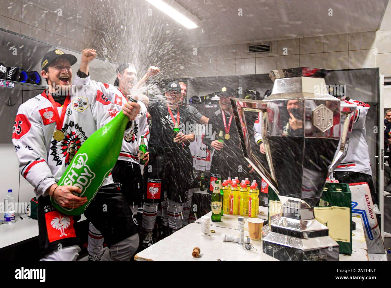 Hradec Kralove, République Tchèque. 04 février 2020. L'équipe suédoise Frolunda remporta ce soir la Ligue des Champions du hockey sur glace, pour la quatrième fois en cinq ans, lorsqu'elle battait Hradec Kralove 3-1 en République tchèque, le 4 février 2020. Les joueurs de hockey de Frolunda célèbrent une victoire. Crédit: David Tanecek/Ctk Photo/Alay Live News Banque D'Images