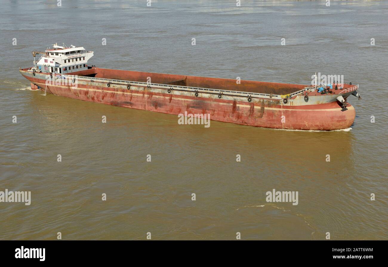 Un cargo en vrac vide se rend en amont sur le fleuve Yangtse à Wuhan, en Chine Banque D'Images