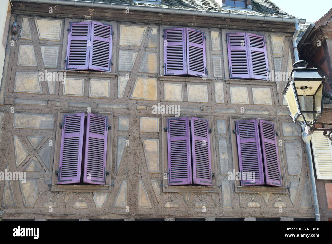 Maison De Cadre En Bois Vintage Avec Volets Violets Légers, Colmar, France Banque D'Images