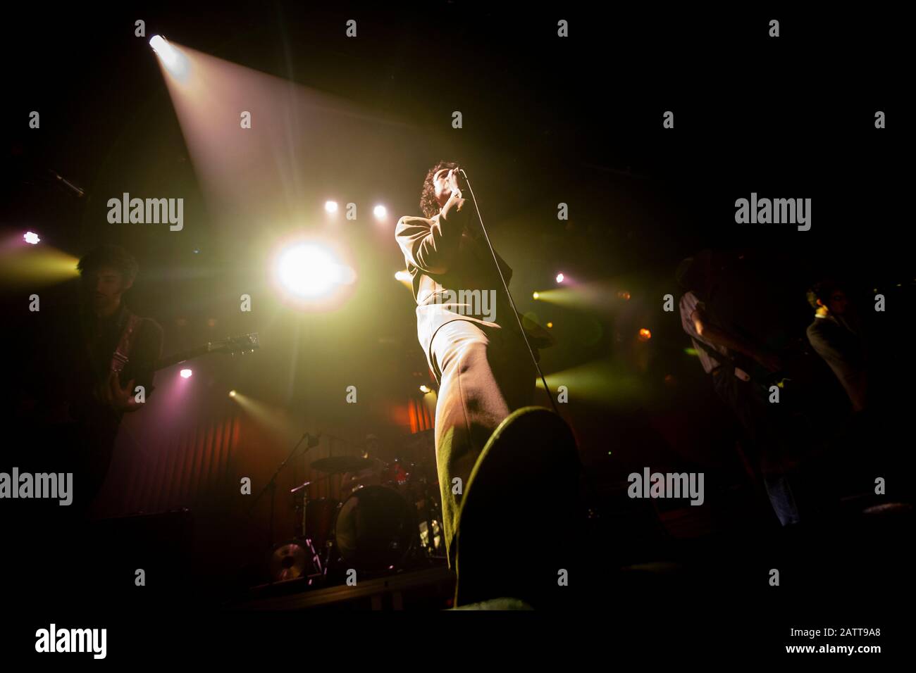 Le groupe de rock anglais, famille Fat White, est vu en scène au Hard Club de Porto, au Portugal. Banque D'Images