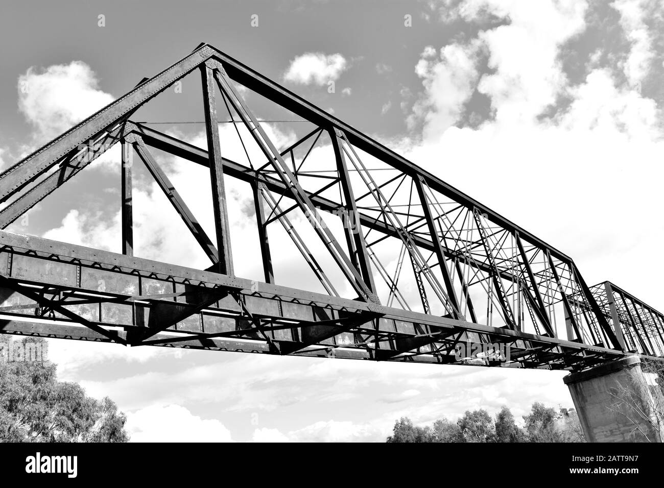 Ancien pont de rail métallique Banque D'Images