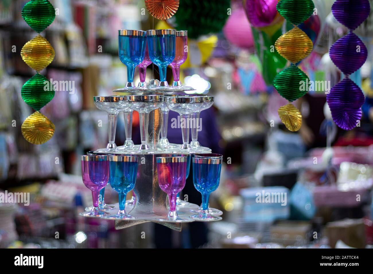 Support à trois niveaux et verres à vin en plastique. Gros plan. À vendre devant le magasin. Anniversaire est utilisé les jours spéciaux. Banque D'Images