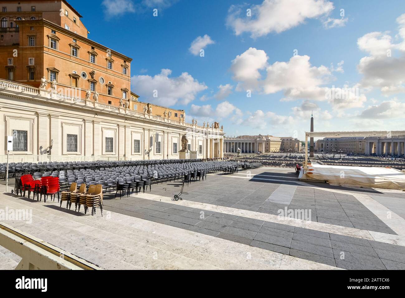 Les chaises sont alignées en vue d'une cérémonie religieuse à la place Saint-Pierre, dans la Cité du Vatican. Banque D'Images