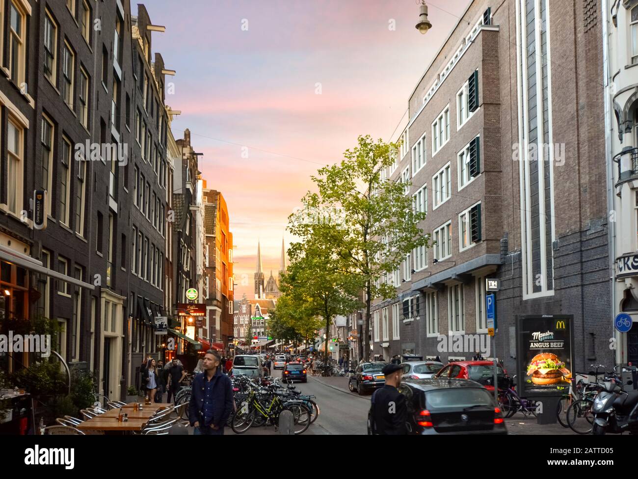 Les touristes et les Hollandais locaux bénéficient d'une promenade en début de soirée près du centre historique d'Amsterdam, aux Pays-Bas Banque D'Images