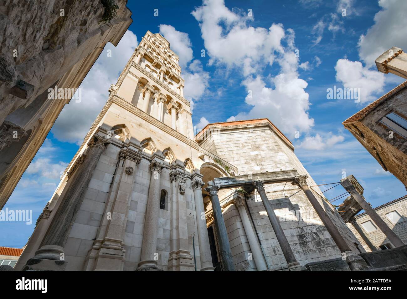 La cathédrale Saint Domchemin et le clocher du palais de Dioclétien, vieille ville de Split, Croatie. Banque D'Images