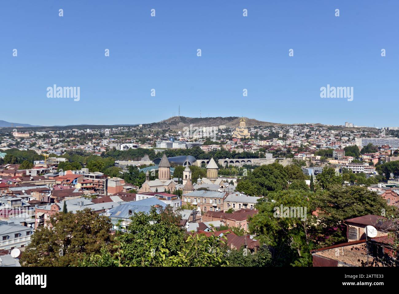Vue panoramique de Tbilissi depuis la colline de Sololaki : la cathédrale de la Sainte Trinité, le théâtre musical et le centre des expositions et le centre-ville (République de Géorgie) Banque D'Images