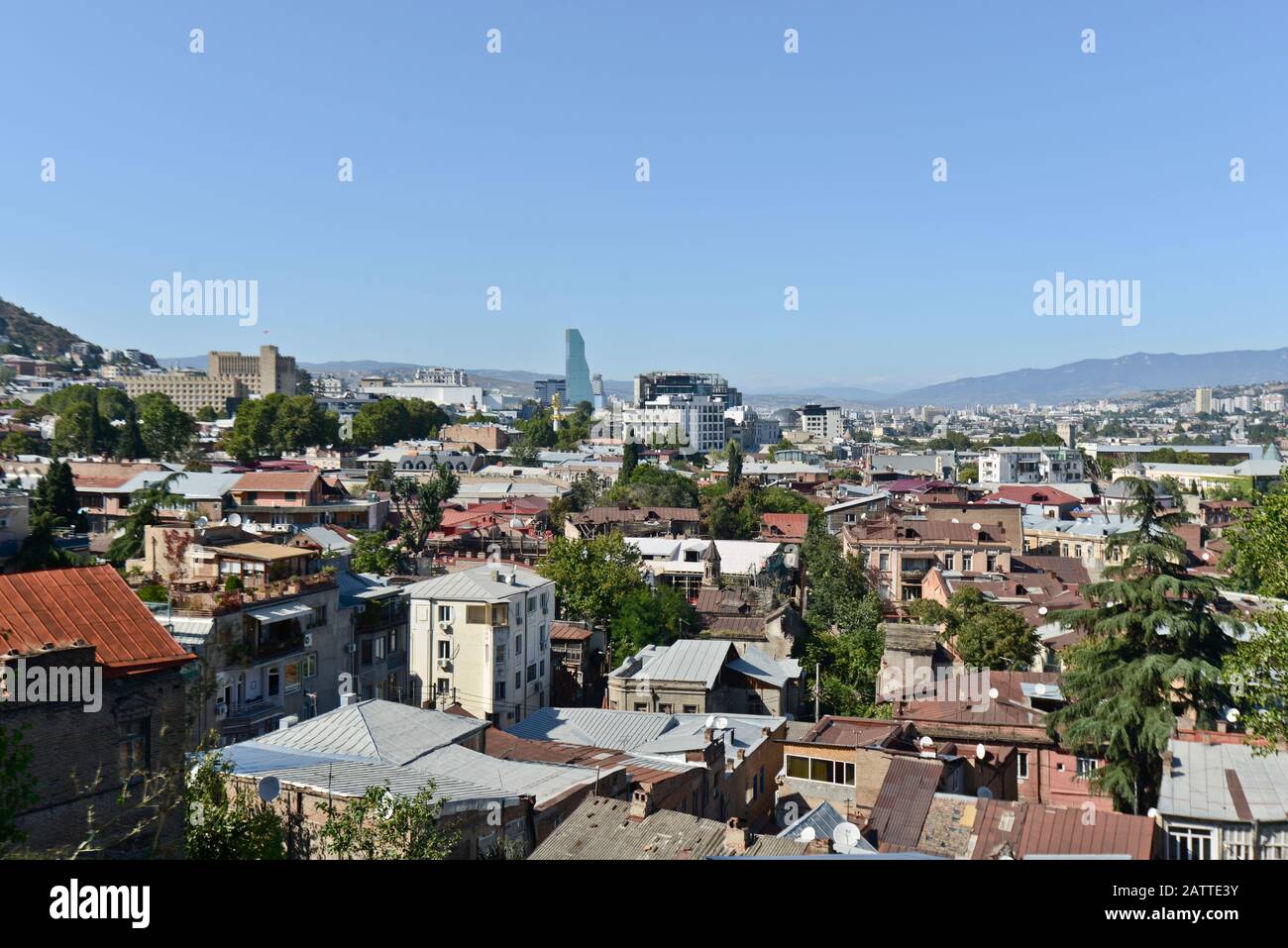 Vue panoramique de Tbilissi depuis la colline de Sololaki : bâtiment du Gouvernement de Géorgie et Hôtel du Millénaire (Géorgie) Banque D'Images