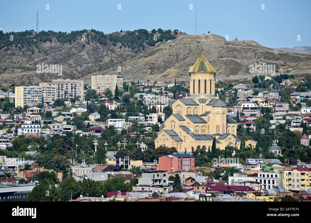 La cathédrale Sainte-Trinité de Tbilissi, vue panoramique depuis la colline Sololaki (République de Géorgie) Banque D'Images