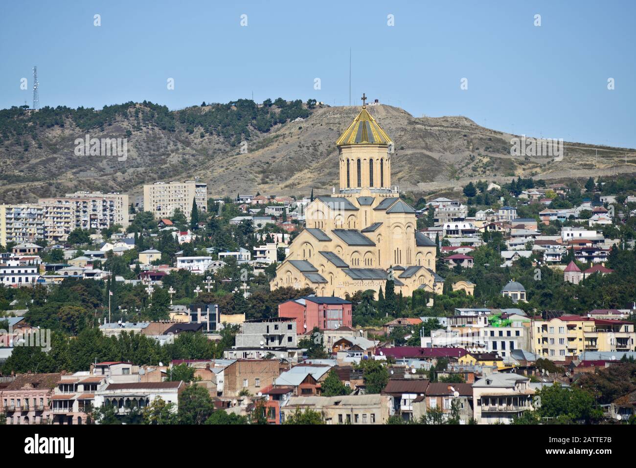 La cathédrale Sainte-Trinité de Tbilissi, vue panoramique depuis la colline Sololaki (République de Géorgie) Banque D'Images