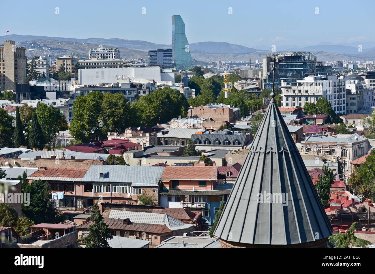 Vue panoramique de Tbilissi depuis la colline de Sololaki, avec l'hôtel Millennium en arrière-plan (Géorgie) Banque D'Images