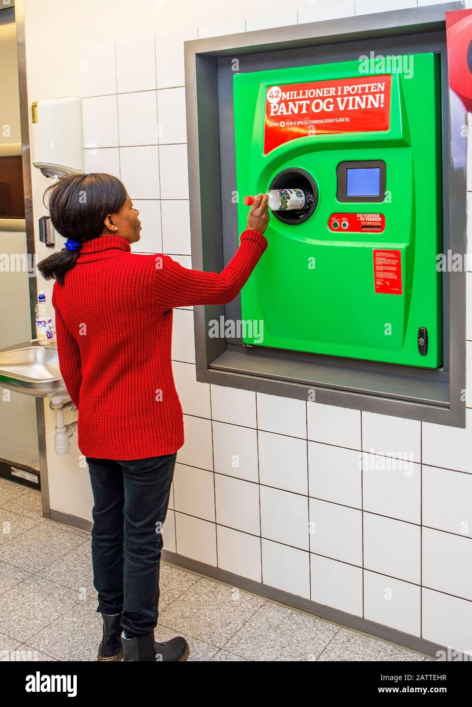 Bouteilles de recyclage pour jeunes filles de couleur en Norvège. Banque D'Images