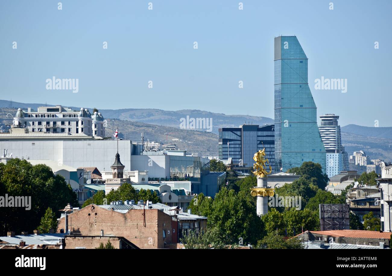 Tbilissi : Millennium Hotel and Liberty Square, vue panoramique depuis la colline Sololaki (Géorgie) Banque D'Images