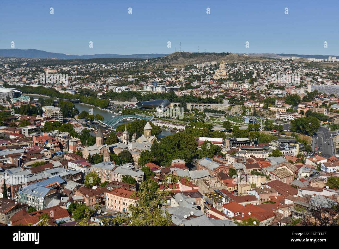 Vue panoramique à grand angle de Tbilissi depuis la colline de Sololaki, avec la rivière Kura traversant le centre-ville et les montagnes en arrière-plan (Géorgie) Banque D'Images