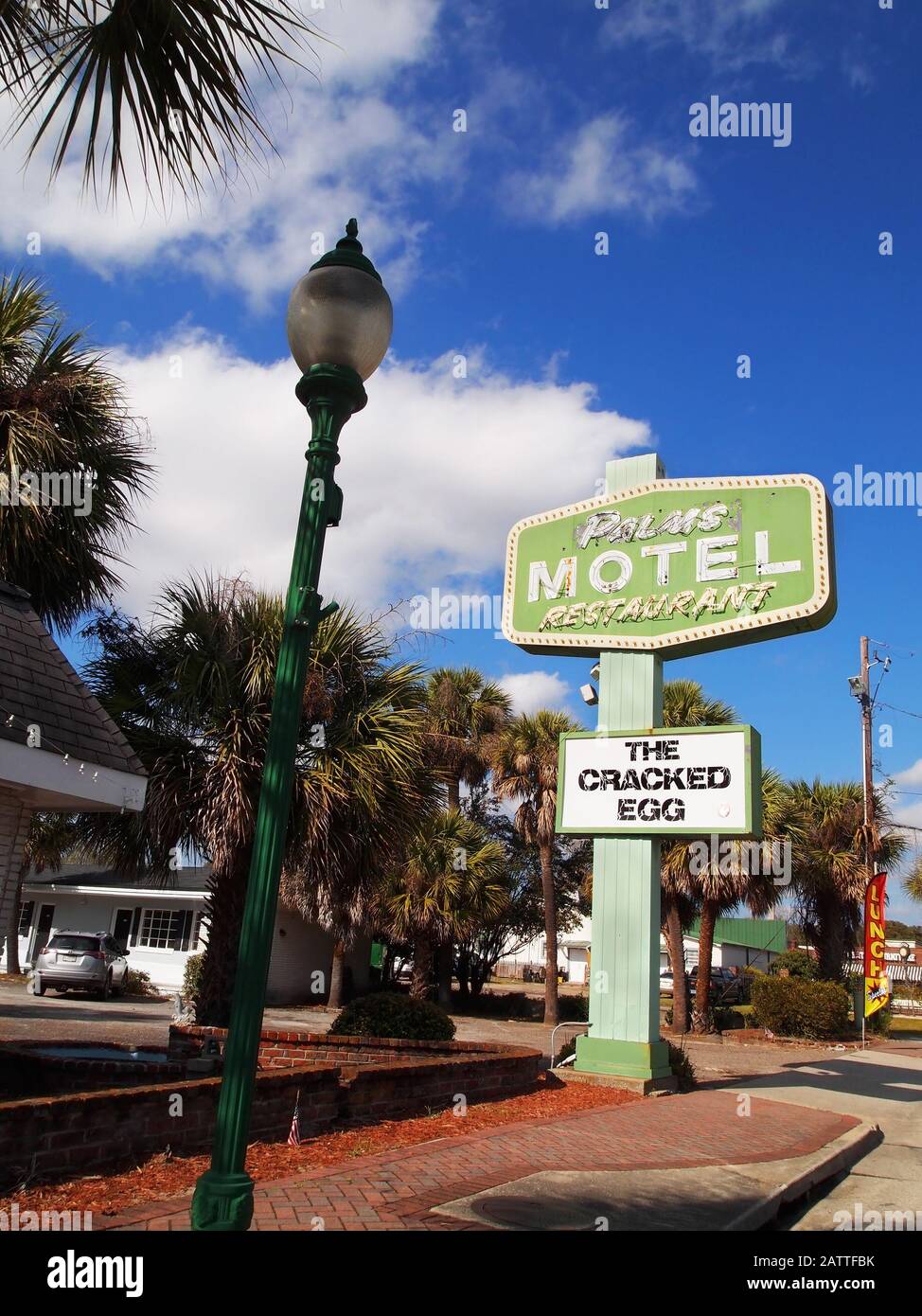 Ridgeland, SC - 21 FÉVRIER 2019: Un panneau vintage pour le Palms Motel and Restaurant, ouvert pour la première fois vers 1946 se tient toujours près de l'ancien hôtel, et maintenant Banque D'Images