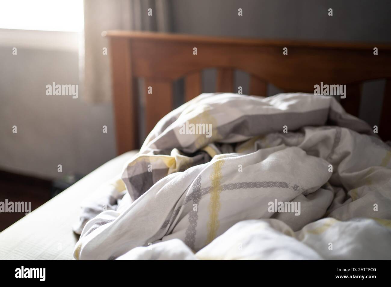 Couette en désordre sur un lit Banque D'Images