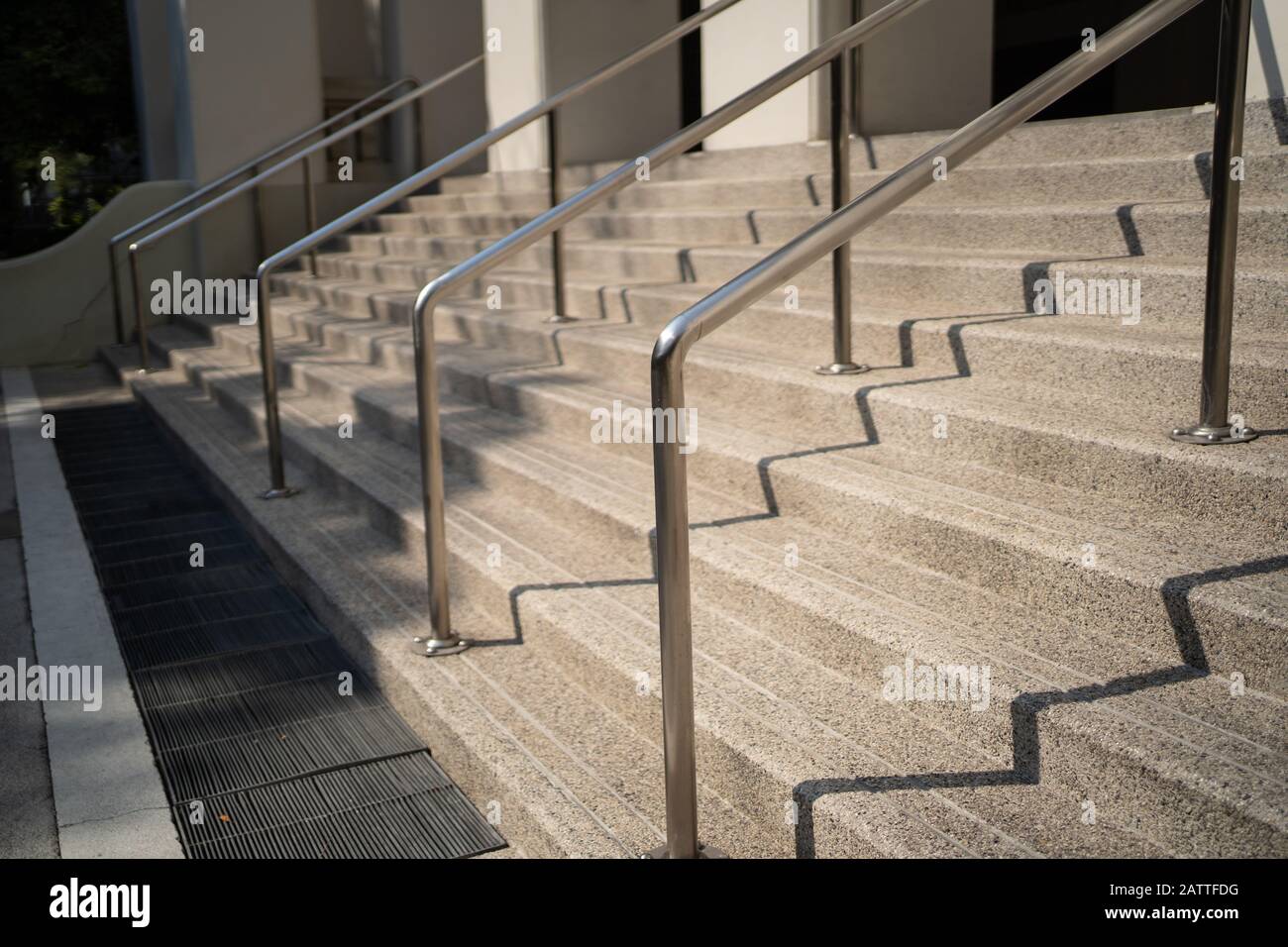 escaliers extérieurs avec main courante en métal Banque D'Images