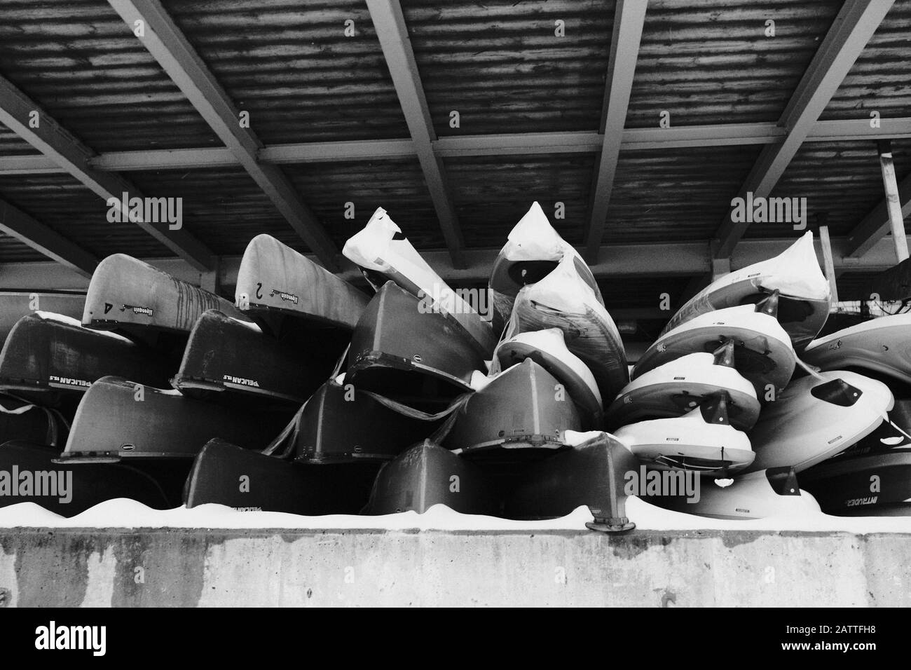 Photo B&W des canoës et planches à paddle de location du lac Dow, empilée et stockée pour l'hiver au Pavillon, au lac Dow, à Ottawa (Ontario), au Canada. Banque D'Images