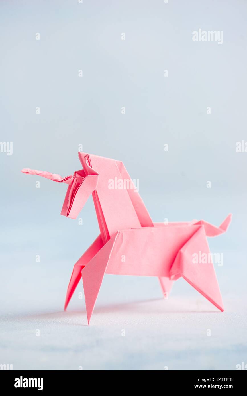 Origami unicorn rose sur fond clair Banque D'Images