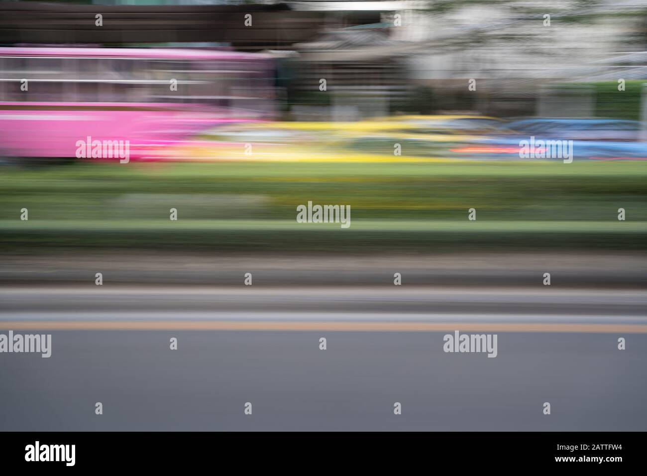 Mouvement abstrait flou de route avec des voitures colorées Banque D'Images
