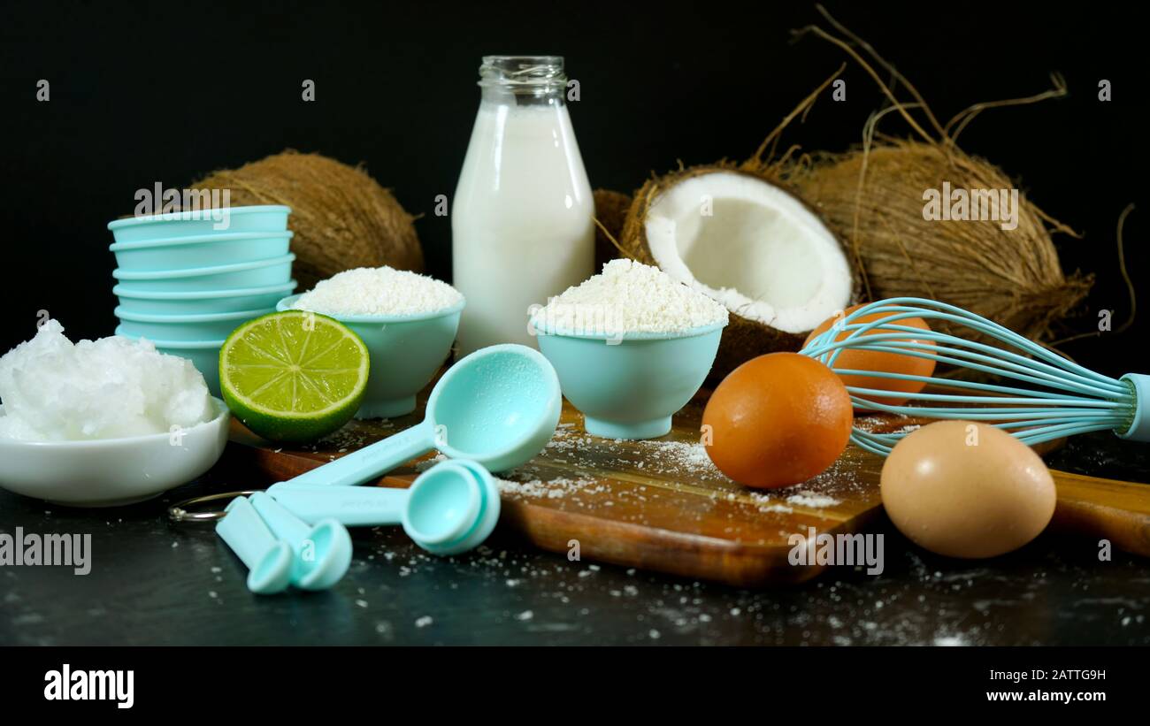 Noix de coco naturelle saine et nutritive avec une vaste gamme d'avantages et d'utilisations diététiques et cosmétiques, présentées ici comme ingrédients de cuisson, lait de coco, flou Banque D'Images