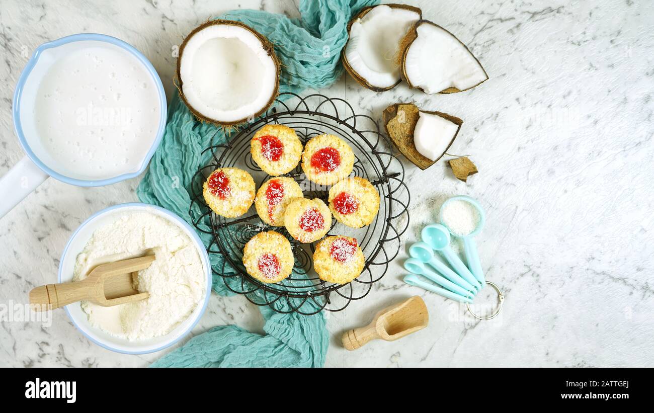 Thème de cuisson à la noix de coco plat mettre en page créative avec des macarons cuits au four, la farine de coco, le lait, l'huile, et la noix de coco déshydratée et le gluten de cuisson Banque D'Images