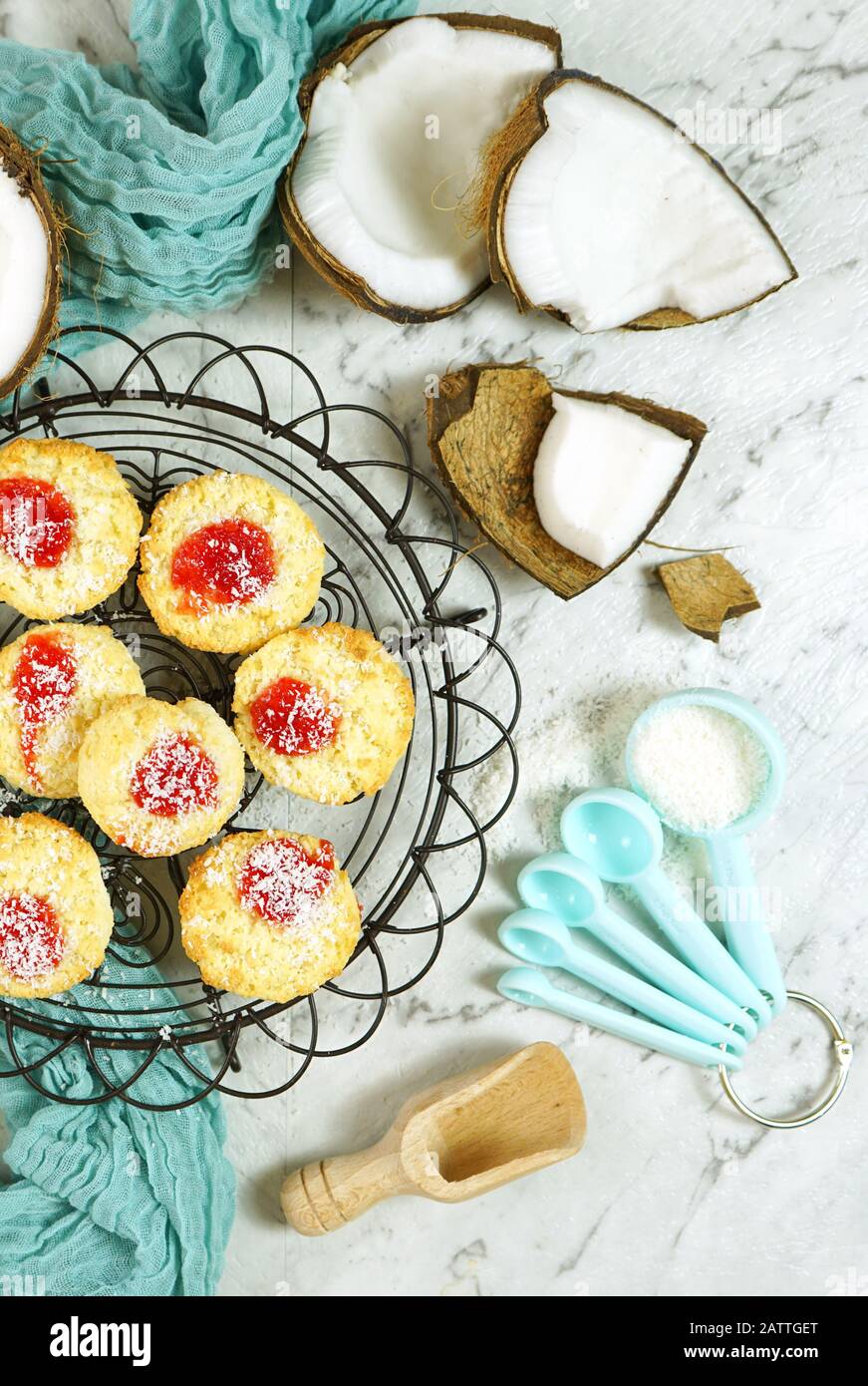 Thème de cuisson à la noix de coco plat mettre en page créative avec des macarons cuits au four, la farine de coco, le lait, l'huile, et la noix de coco déshydratée et le gluten de cuisson Banque D'Images
