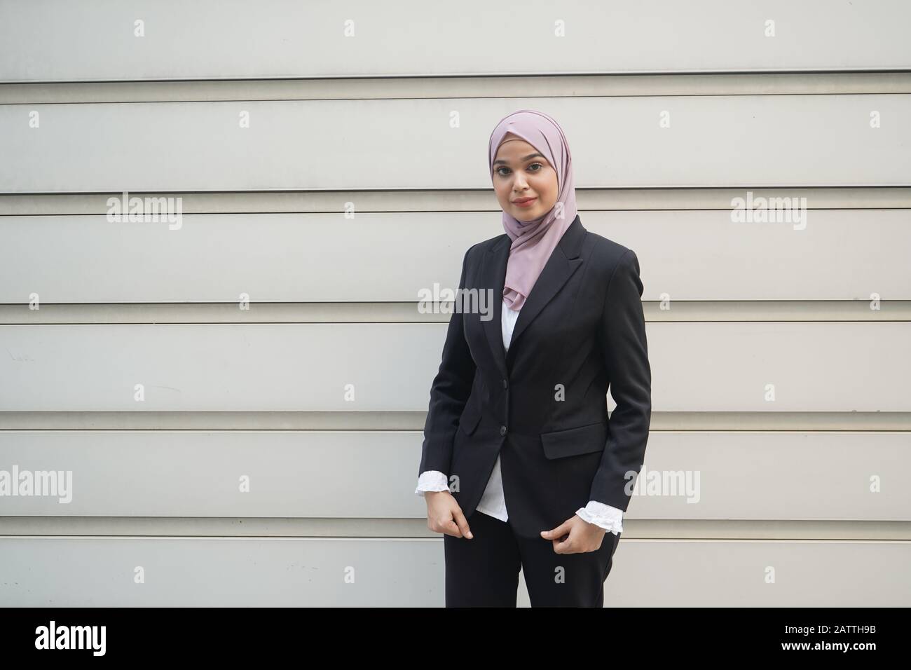 Jeune femme d'affaires musulmane d'asie dans le foulard Banque D'Images