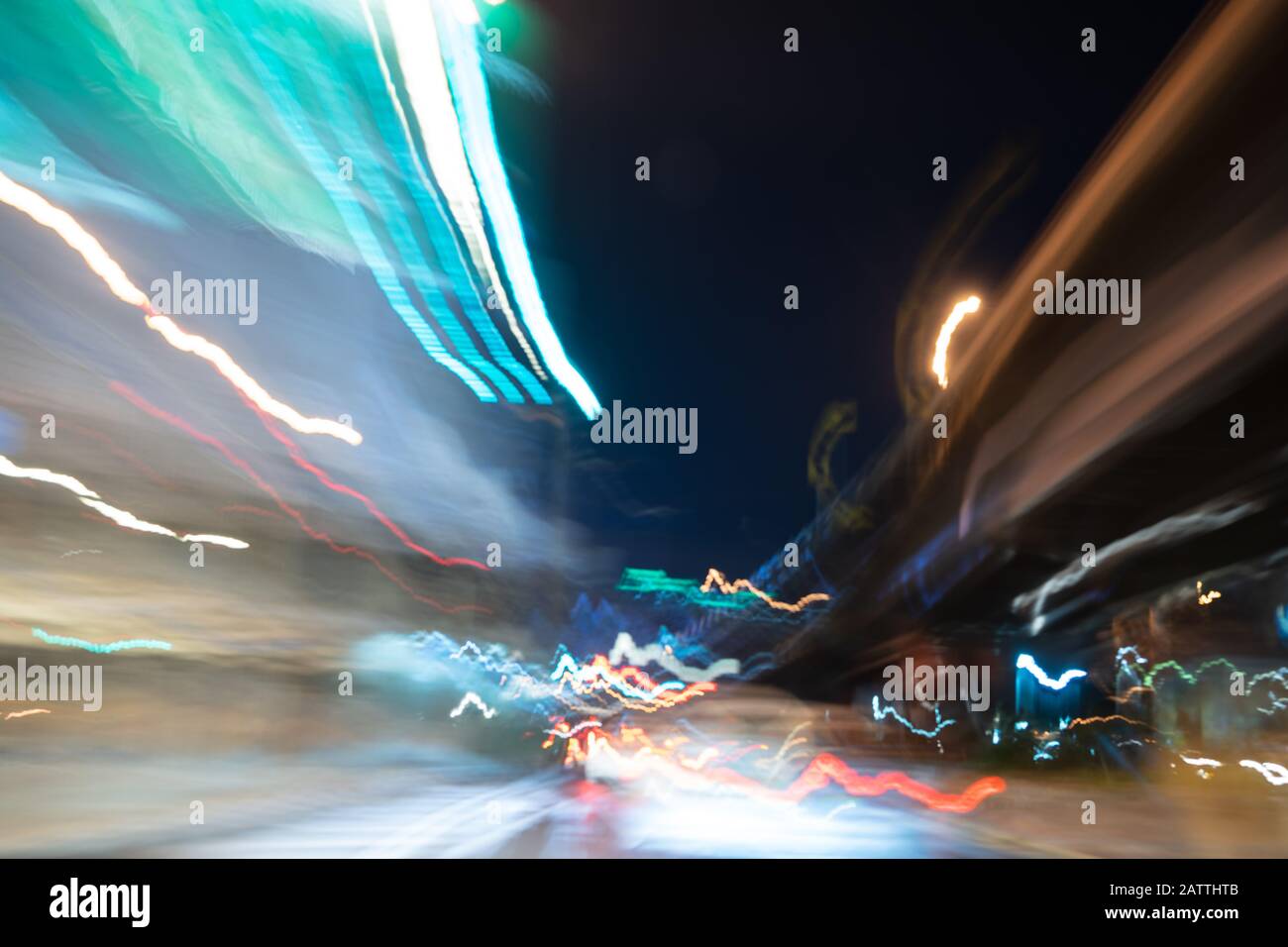 Lumière abstraite de la voiture sur la route la nuit Banque D'Images